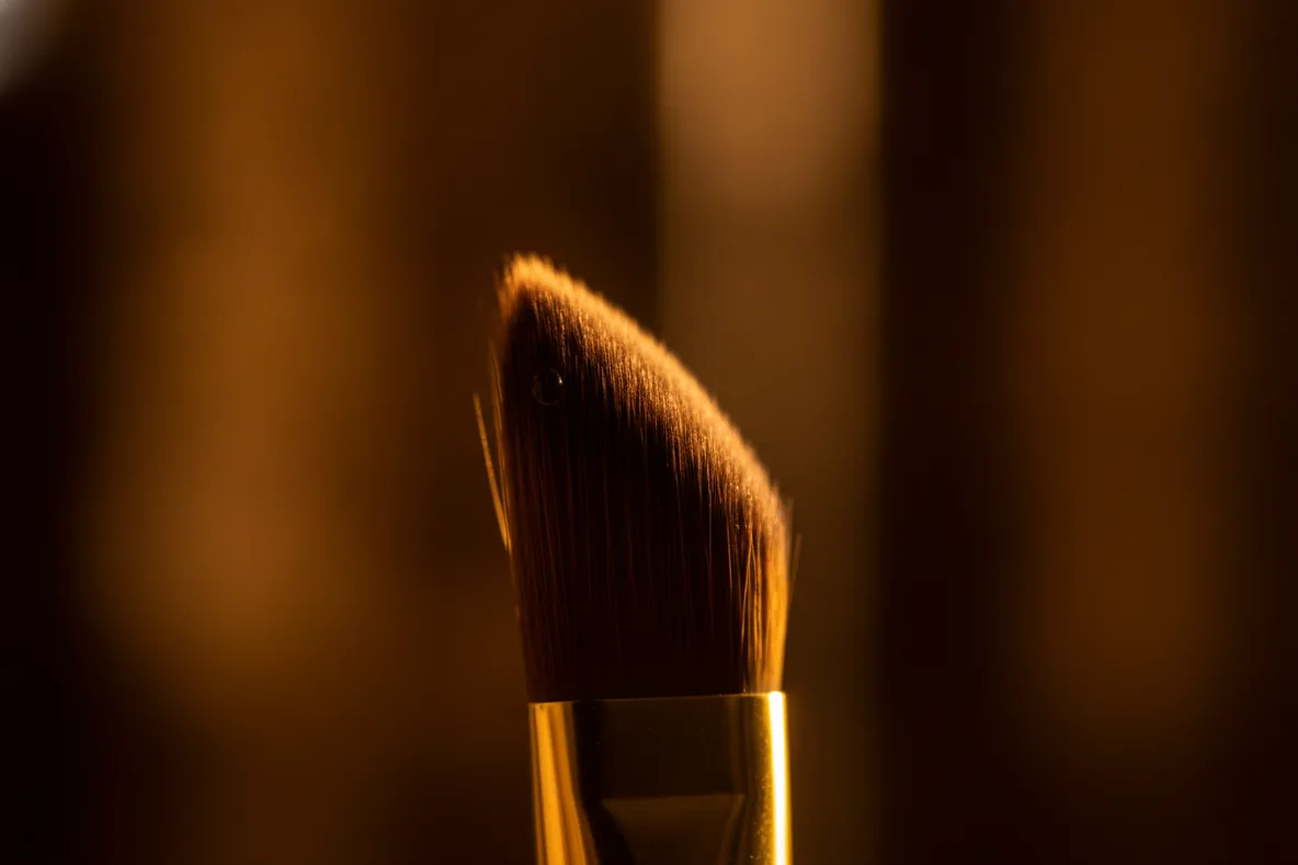 Makroaufnahme der feuchten Spitze eines Make-up-Pinsels mit einzeln sichtbaren Fasern
